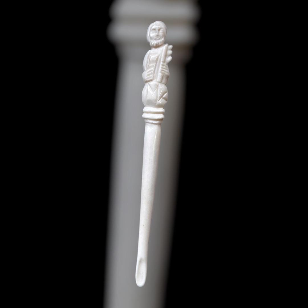 Gotischer Ohrlöffel mit Darstellung des Hlg. Petrus, 15. Jahrhundert, polierter Knochen, ca. 8 cm