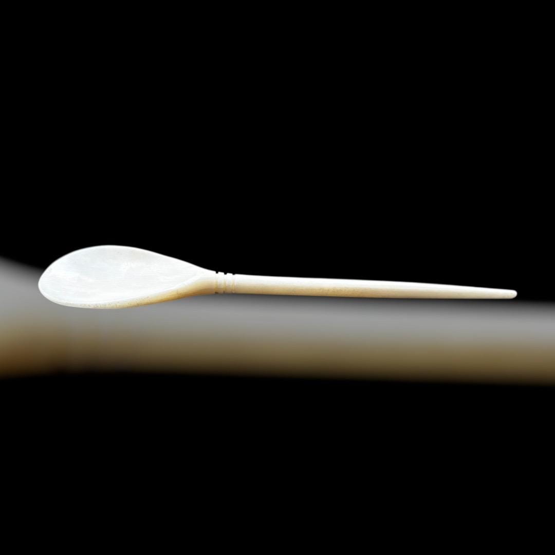 Knochenlöffel in generischer Form der Römerzeit und des Frühmittelalters, polierter Knochen, 16 x 3 cm.