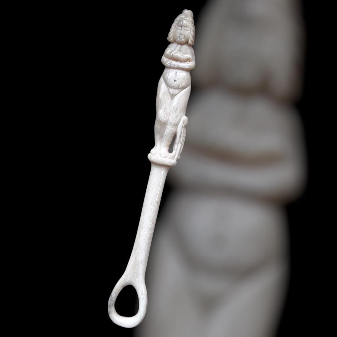 Römischer Spinnrocken/Fingerkunkel mit Venus-Verzierung, 3. Jahrhundert, nach einem Fund im Museum der WMU Münster, ca 19cm, Knochen