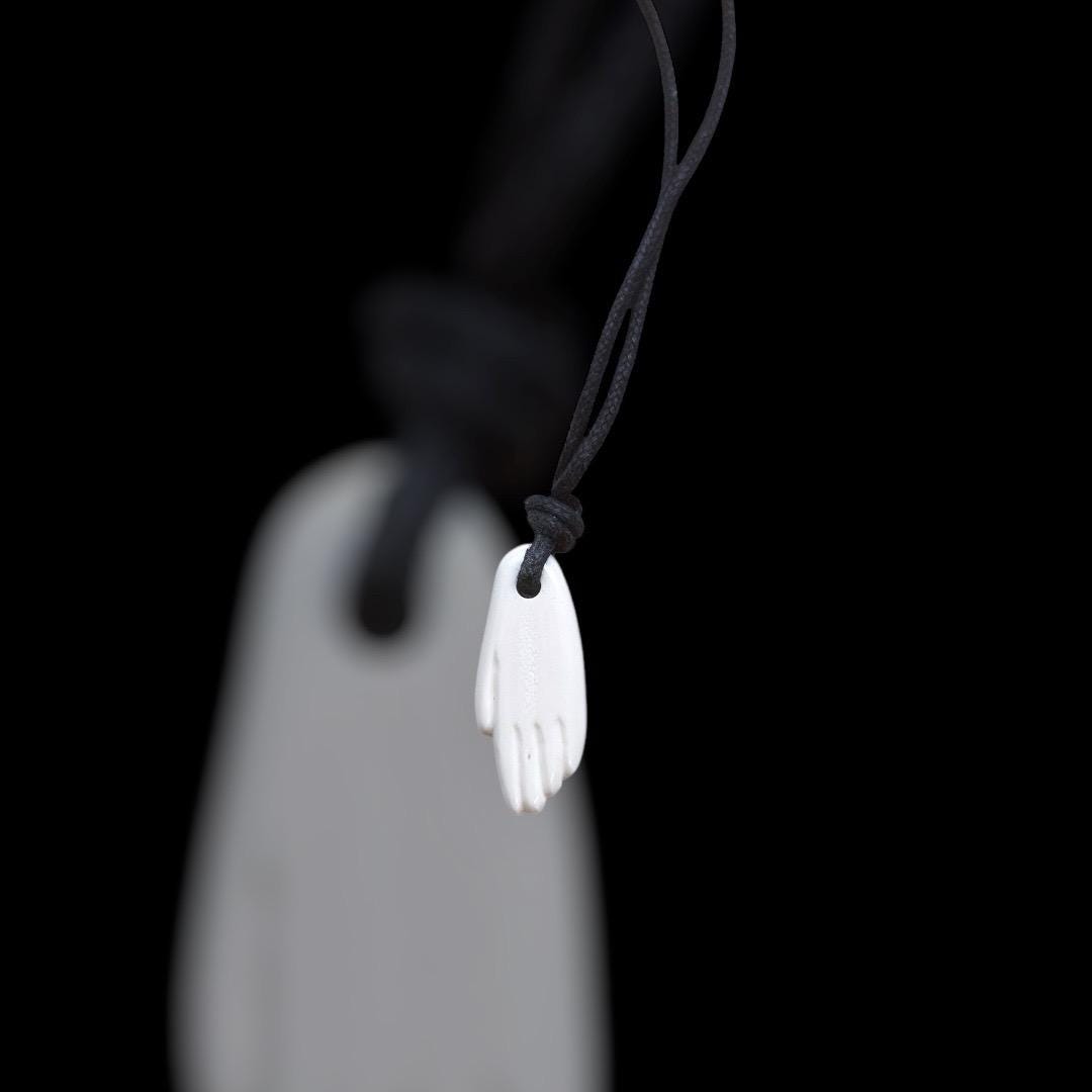 Römischer Kettenanhänger in Form einer Hand, 1. Jahrhundert, polierter Knochen, nach einem Fund aus Neapel, ca. 3cm