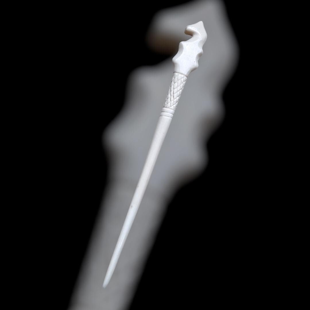 Römische Haarnadel mit Pferdekopf-Verzierung, 2.-3. Jahrhundert, nach einem Fund aus Carnuntum, polierter Knochen, ca. 13,5 cm