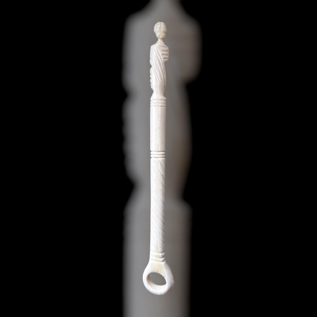 Römischer Spinnrocken/Fingerkunkel mit weiblicher Figur, 1.-2. Jahrhundert, nach einem Fund im Museum der WMU Münster, Knochen