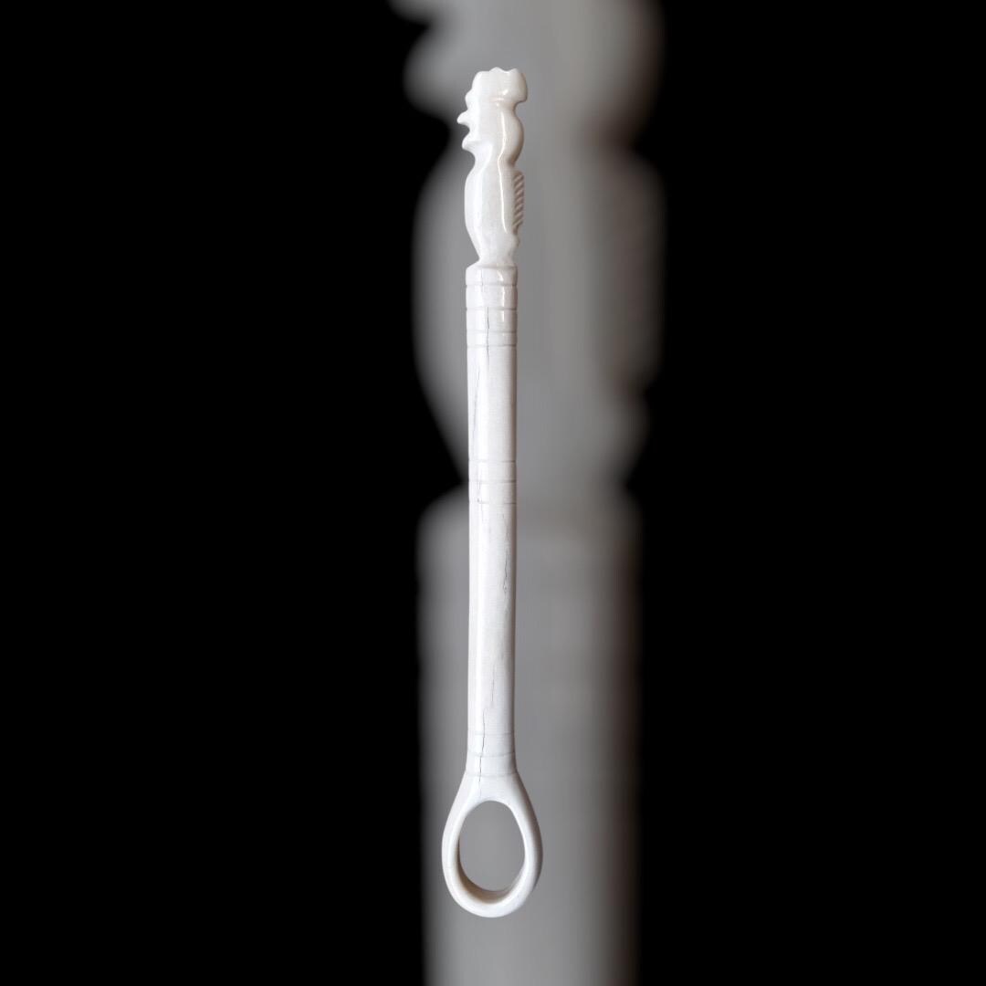 Römischer Spinnrocken/Fingerkunkel, mit Hahnen-Verzierung, 3. Jahrhundert, nach einem Fund im Museum der WMU Münster, ca. 19cm