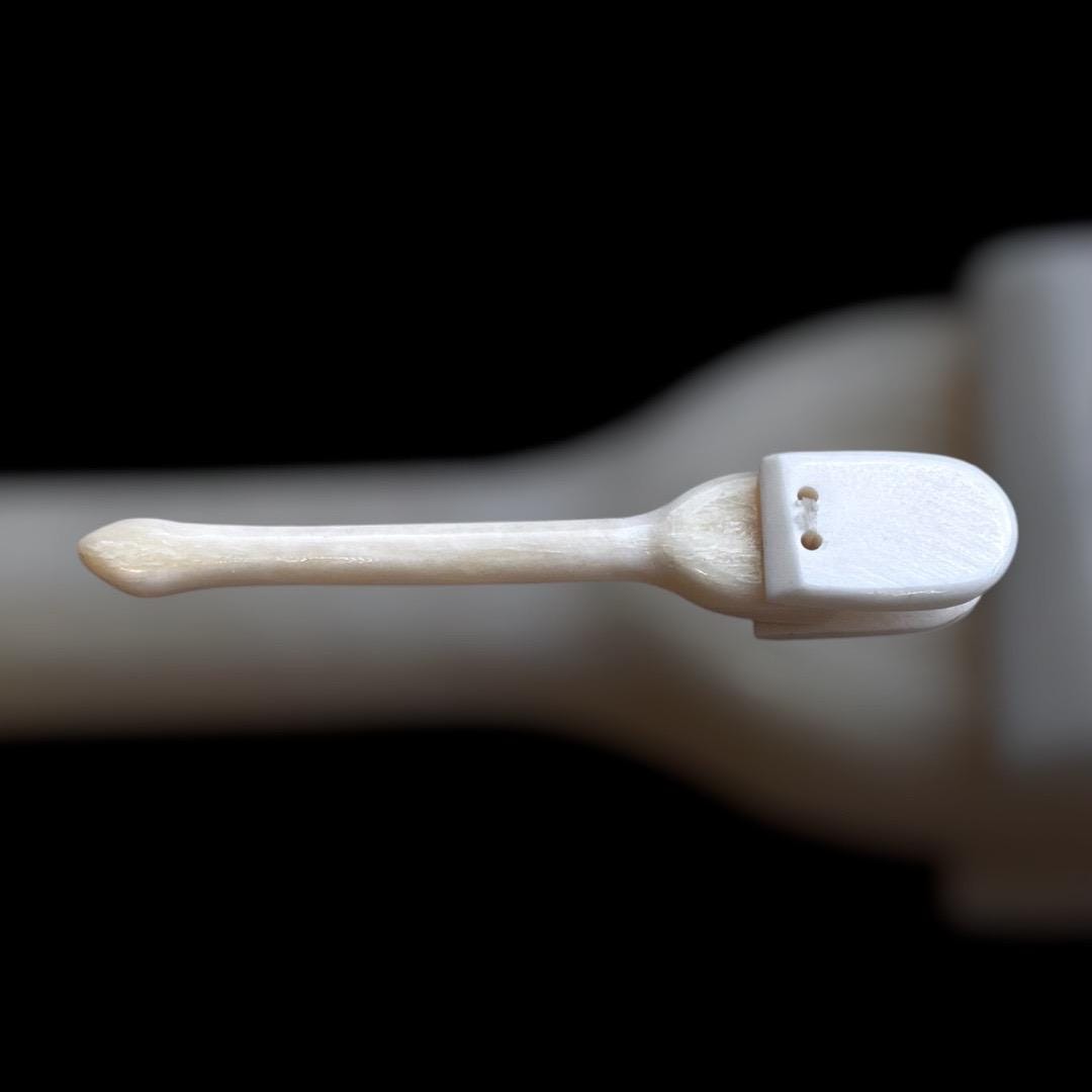 Römische Kinderrassel aus Bein nach Fund aus Herculaneum, polierter Knochen, 1. Jahrhundert, ca 9cm