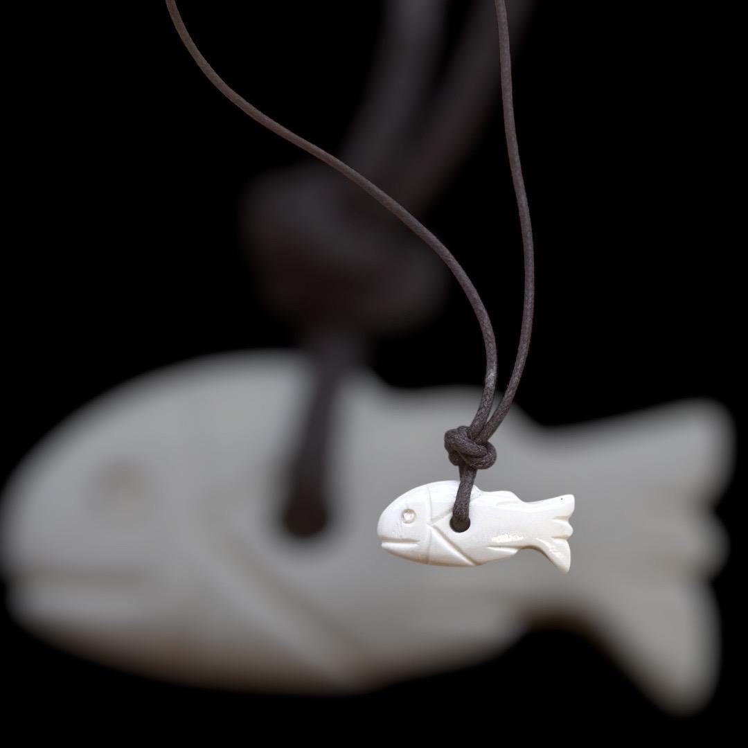 Römischer Kettenanhänger in Form eines Fisches, 1. Jahrhundert, polierter Knochen, nach einem Fund aus Neapel, ca. 3cm