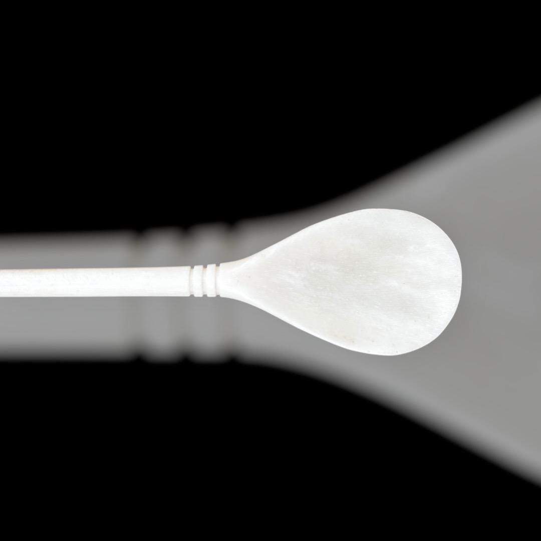 Knochenlöffel in generischer Form der Römerzeit und des Frühmittelalters, polierter Knochen, 16 x 3 cm.