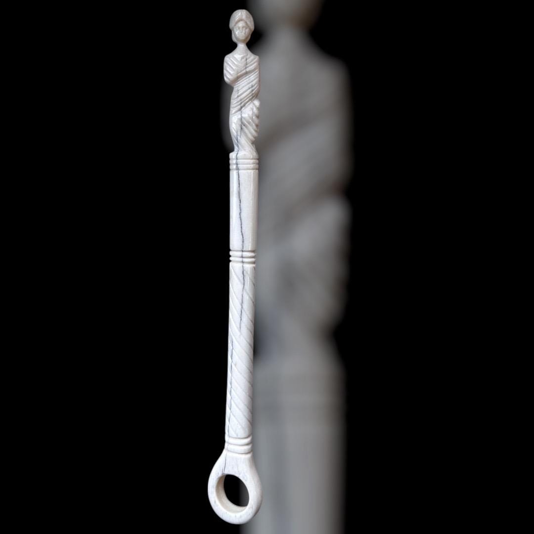 Römischer Spinnrocken/Fingerkunkel mit weiblicher Figur, 1.-2. Jahrhundert, nach einem Fund im Museum der WMU Münster, Knochen