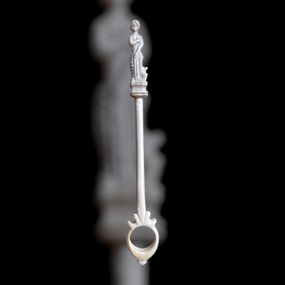 Römischer Spinnrocken/Fingerkunkel mit Venus-Verzierung, 1.-3. Jahrhundert, nach einem Fund aus dem Kunsthandel, polierter Knochen, ca. 19cm