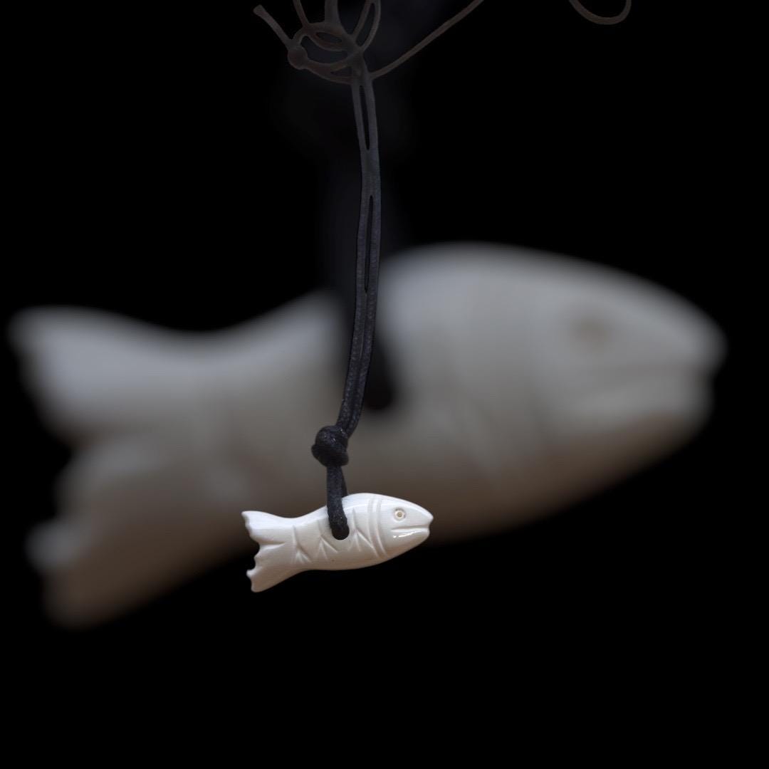 Römischer Kettenanhänger in Form eines Fisches, 1. Jahrhundert, polierter Knochen, nach einem Fund aus Neapel, ca. 3cm