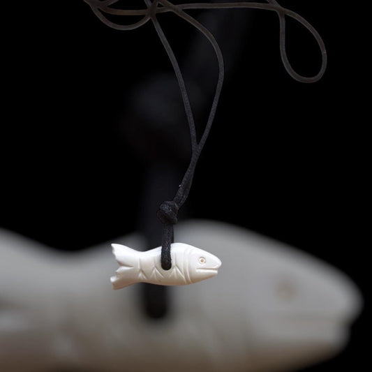 Roman fish-shaped pendant, 1st century, polished bone, after a find from Naples, approx. 3 cm
