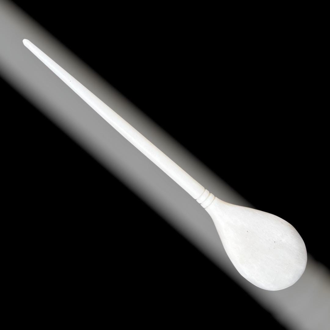 Knochenlöffel in generischer Form der Römerzeit und des Frühmittelalters, polierter Knochen, 16 x 3 cm.