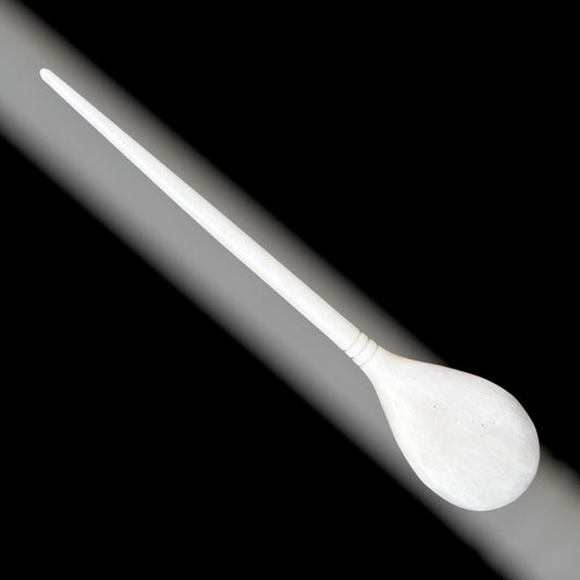 Knochenlöffel in generischer Form der Römerzeit und des Frühmittelalters, polierter Knochen, 16 x 3 cm.
