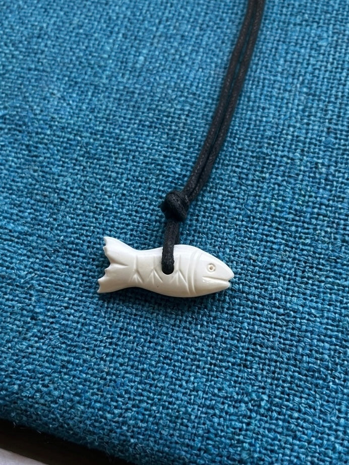 Roman fish-shaped pendant, 1st century, polished bone, after a find from Naples, approx. 3 cm