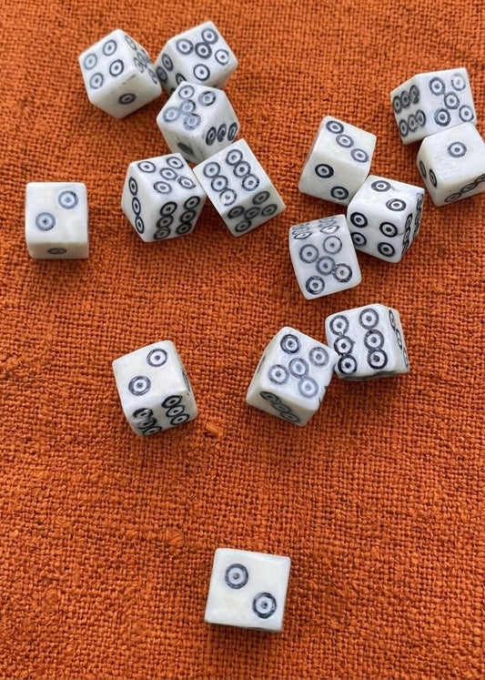 Beinwürfel nach zahlreichen Funden der Römerzeit und des Mittelalters, polierter Knochen mit Einlage aus Ebenholzstaub, ca. 1x1cm