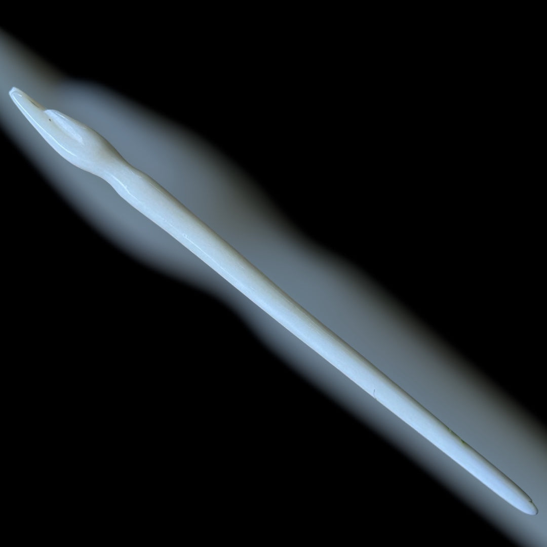 Römische Haarnadel mit ausgestreckter Hand aus Knochen - 1.-3. Jahrhundert, ca. 14 cm