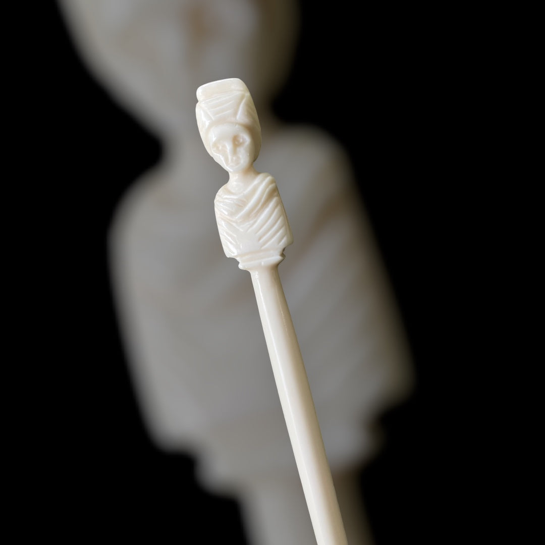 Römische Haarnadel mit weiblicher Büste aus Knochen - 2.-3. Jahrhundert, ca. 15 cm