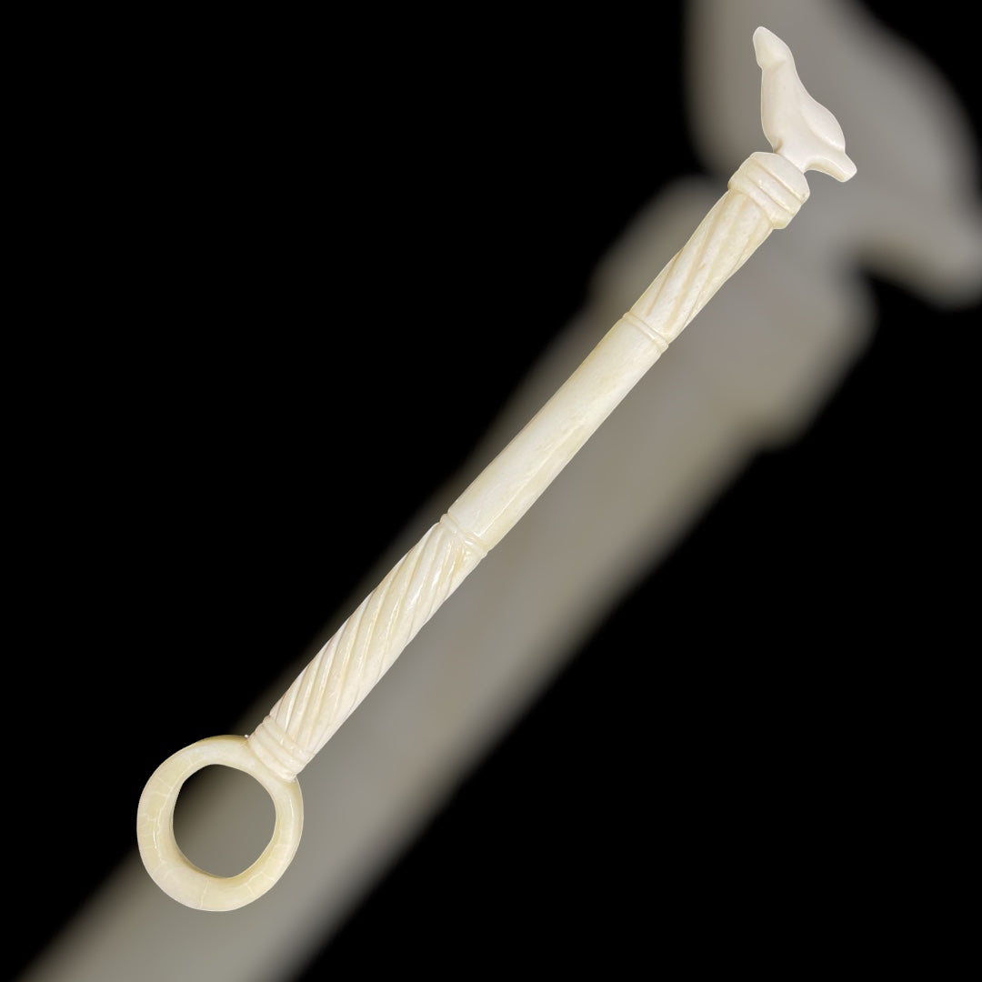 Römischer Fingerkunkel aus Knoche mit Taubenmotiv (Kaiserzeit, ca. 18cm)