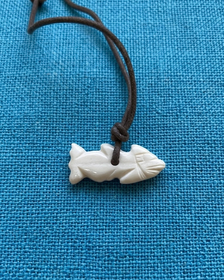 Roman fish-shaped pendant, 1st century, polished bone, after a find from Naples, approx. 3 cm