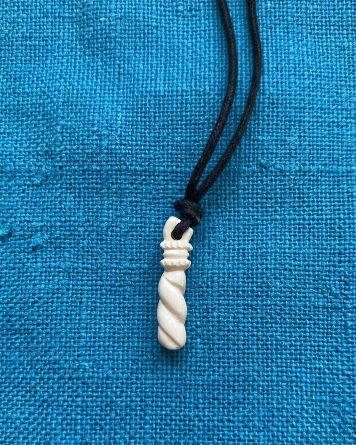 Roman pendant in the shape of Hercules' club, 1st century, polished bone, after a find from Naples, approx. 3 cm