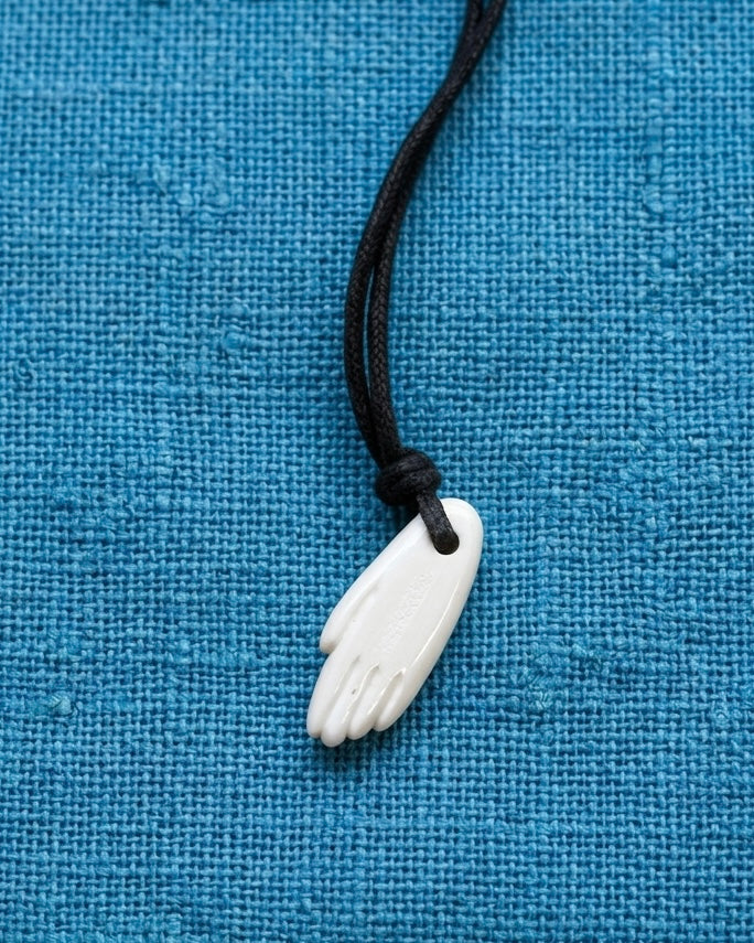 Roman hand-shaped pendant, 1st century, polished bone, after a find from Naples, approx. 3 cm