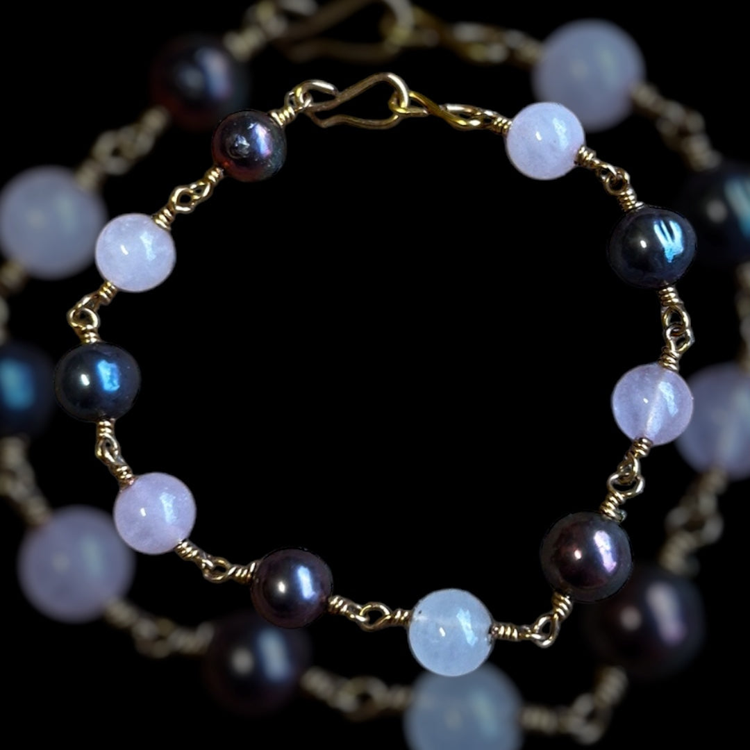 römisches Armband, 1. bis 4. Jahrhundert, Süßwasserperlen und Rosenquarz, vergoldeter Draht , 19cm