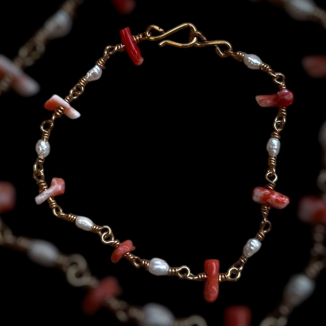römisches Armband, 1. bis 4. Jahrhundert, Koralle und Süßwasserperlen, vergoldeter Draht, 19cm