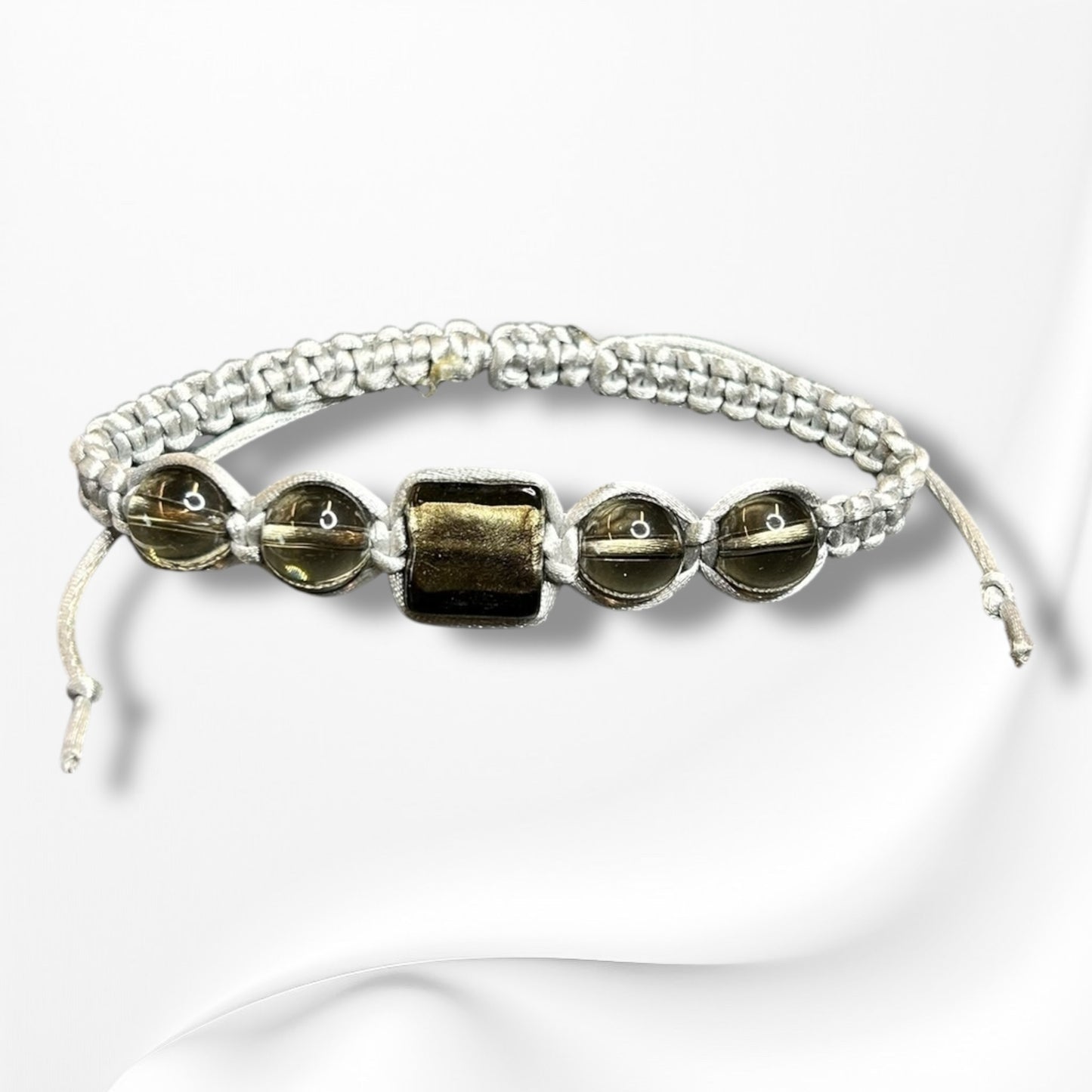 Verstellbares Armband aus Nylon mit hochwertigen Edelsteinen und Glasperlen