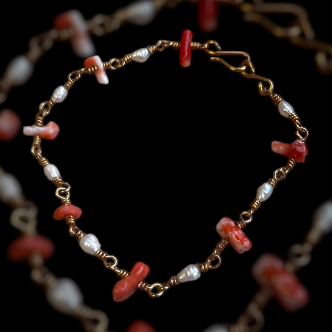 römisches Armband, 1. bis 4. Jahrhundert, Koralle und Süßwasserperlen, vergoldeter Draht, 19cm