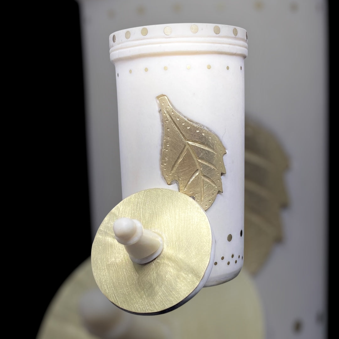 Römische Pyxis aus Knochen mit Blattverzierung - antike Dose (1. Jahrhundert, Italien, ca. 7 cm)