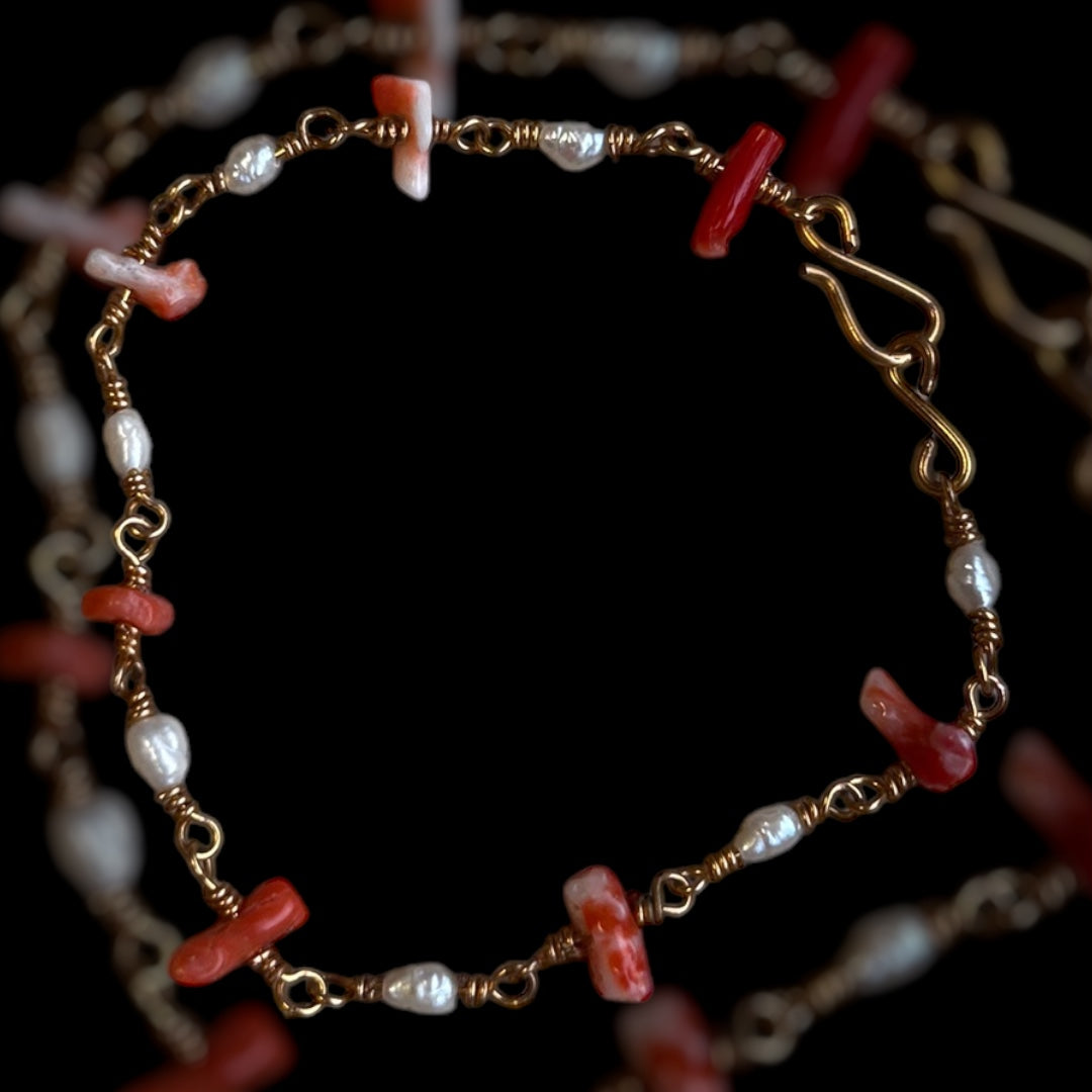 römisches Armband, 1. bis 4. Jahrhundert, Koralle und Süßwasserperlen, vergoldeter Draht, 19cm