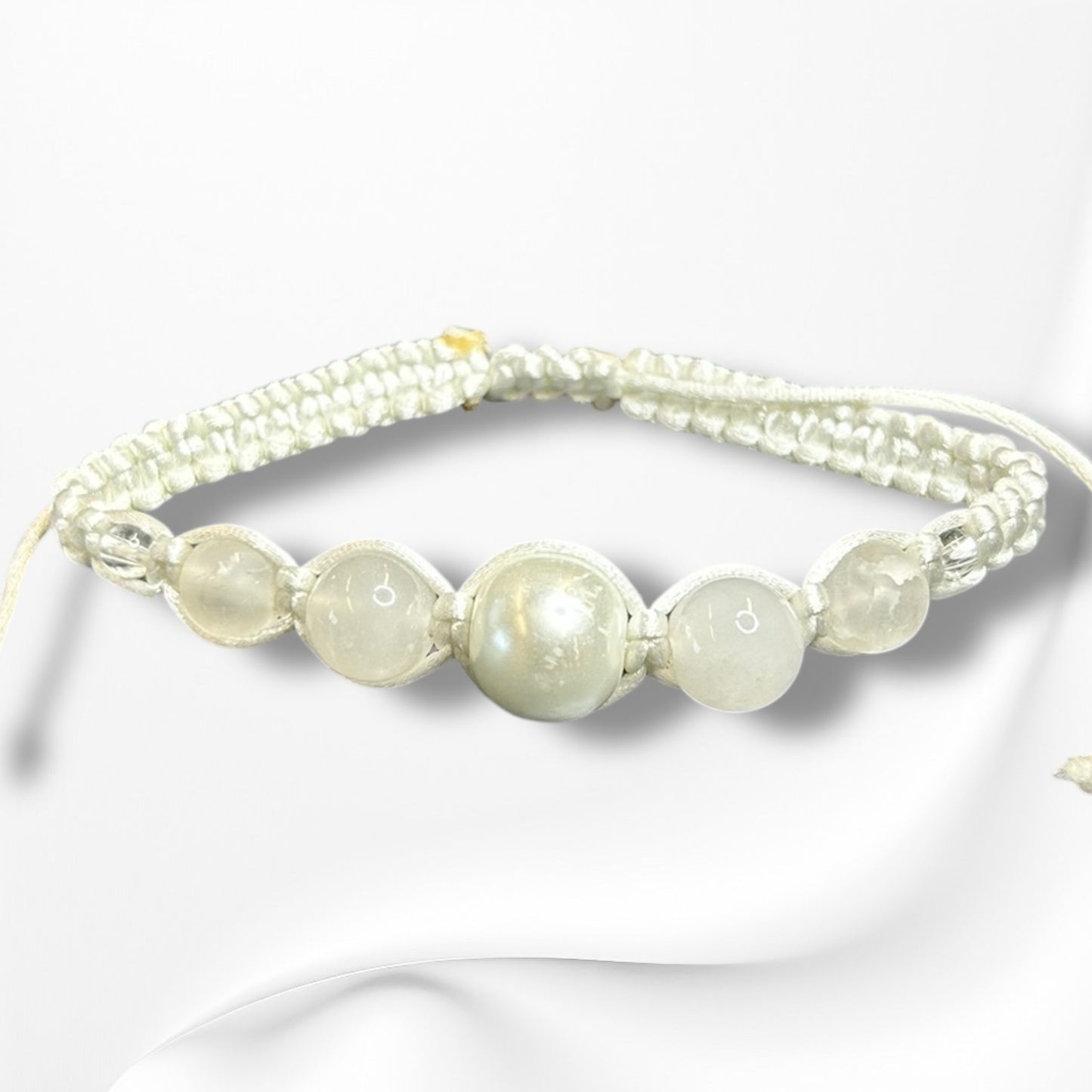 Verstellbares Armband aus Nylon mit hochwertigen Edelsteinen und Glasperlen