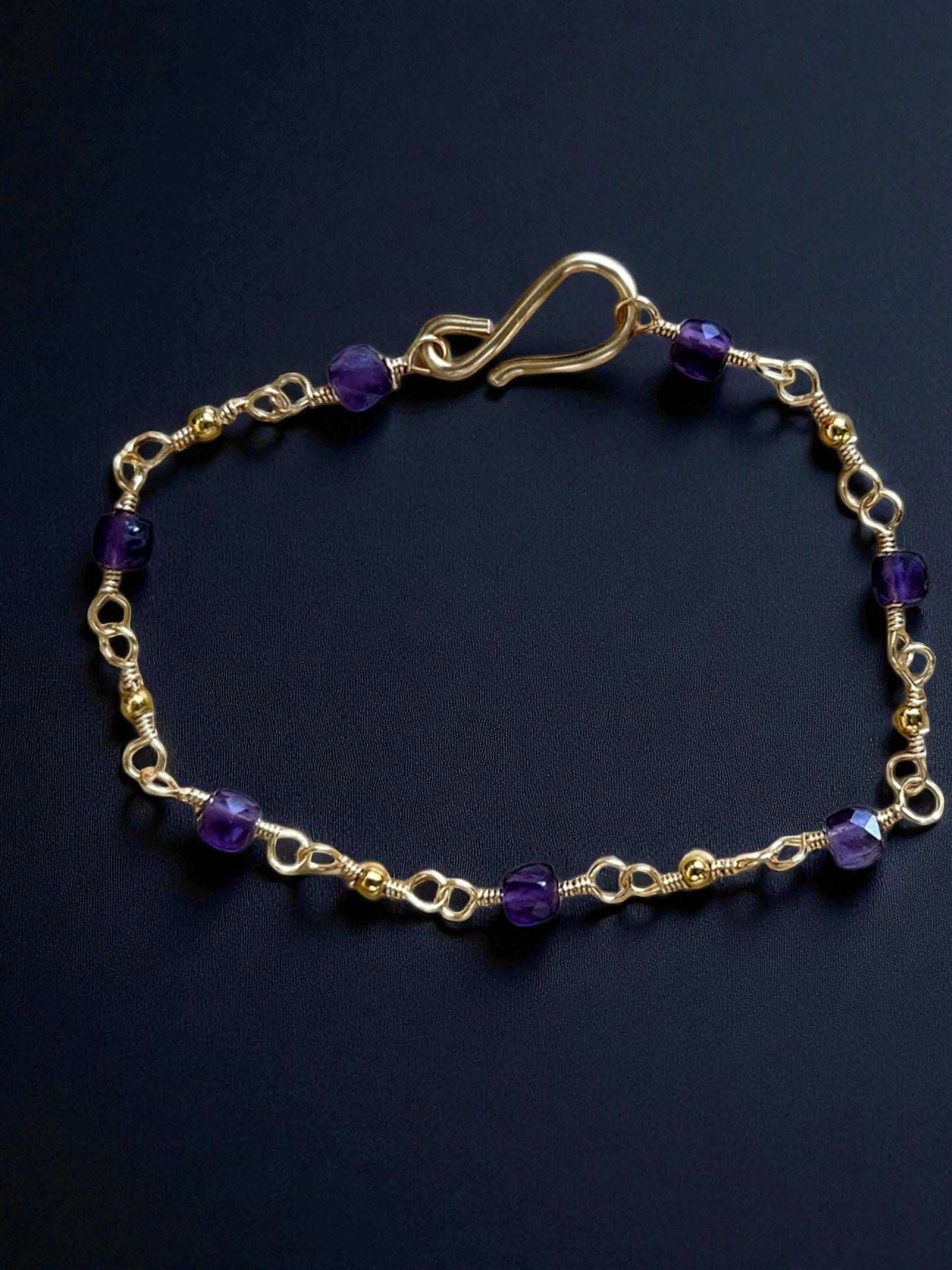 römisches Armband, 1. bis 4. Jahrhundert, Amethyst und vergoldete Perlen, vergoldeter Draht, 19cm