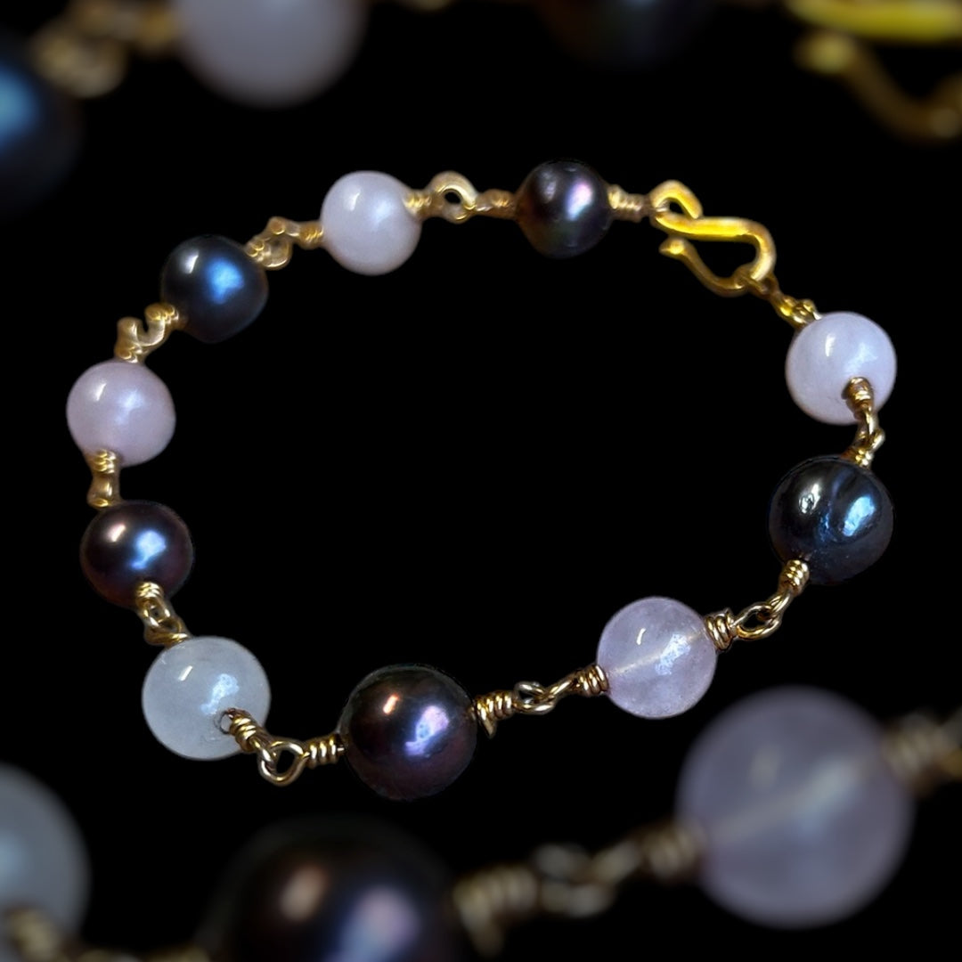 römisches Armband, 1. bis 4. Jahrhundert, Süßwasserperlen und Rosenquarz, vergoldeter Draht , 19cm