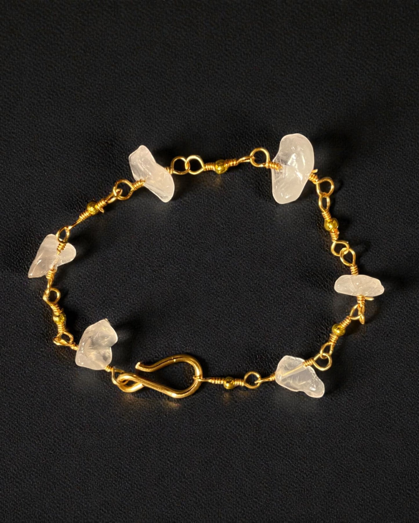 Römisches Armband mit Rosenquarz und vergoldeten Perlen