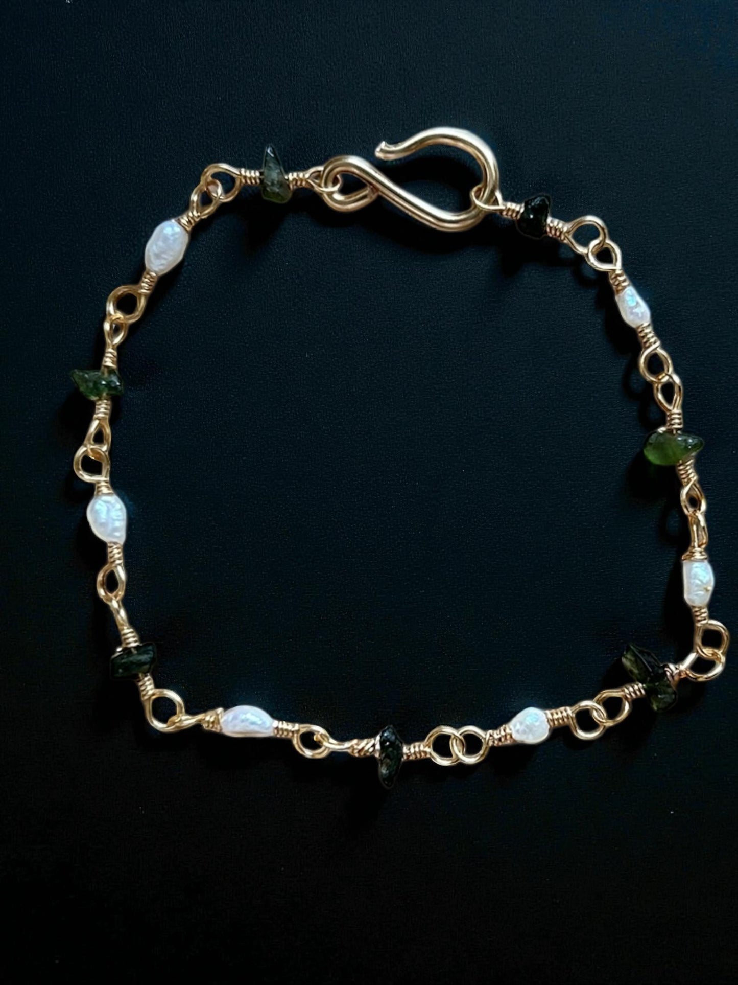 römisches Armband, 1. bis 4. Jahrhundert, Smaragd und Süßwasserperlen, vergoldeter Draht, 19cm