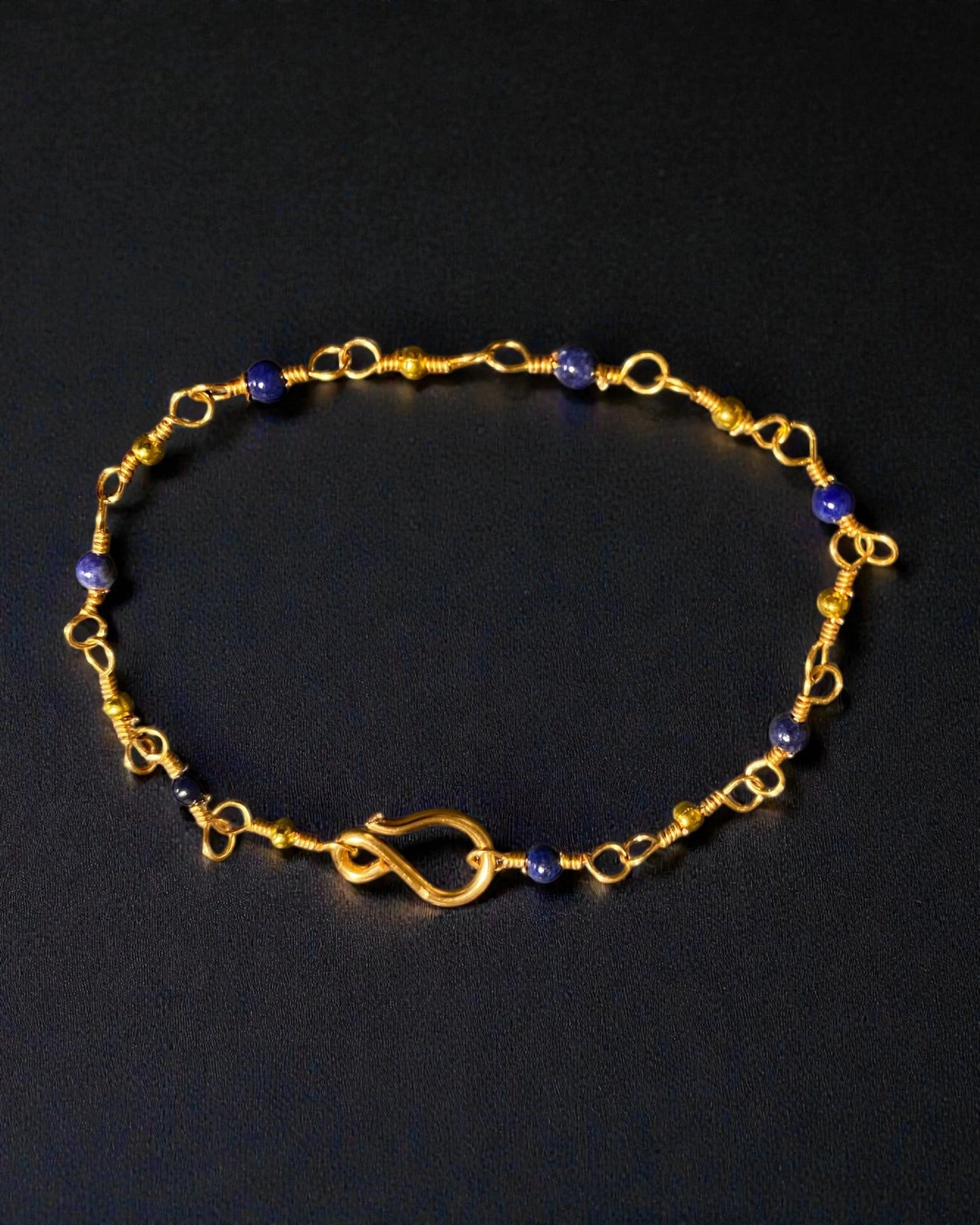 Römisches Armband mit Lapislazuli und vergoldeten Perlen
