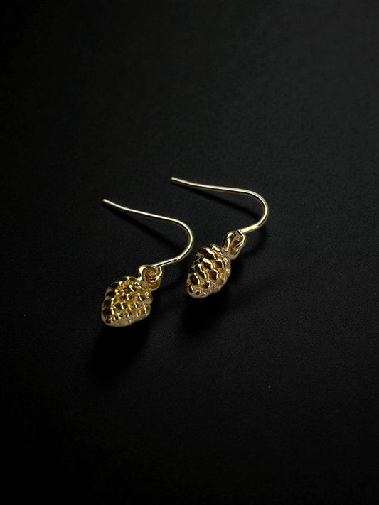 Pinienzapfen-Ohrhänger, hellenistisch-römisch, vergoldetes Messing (Anhänger) und vergoldeter Antiallergener Edelstahl (Haken)