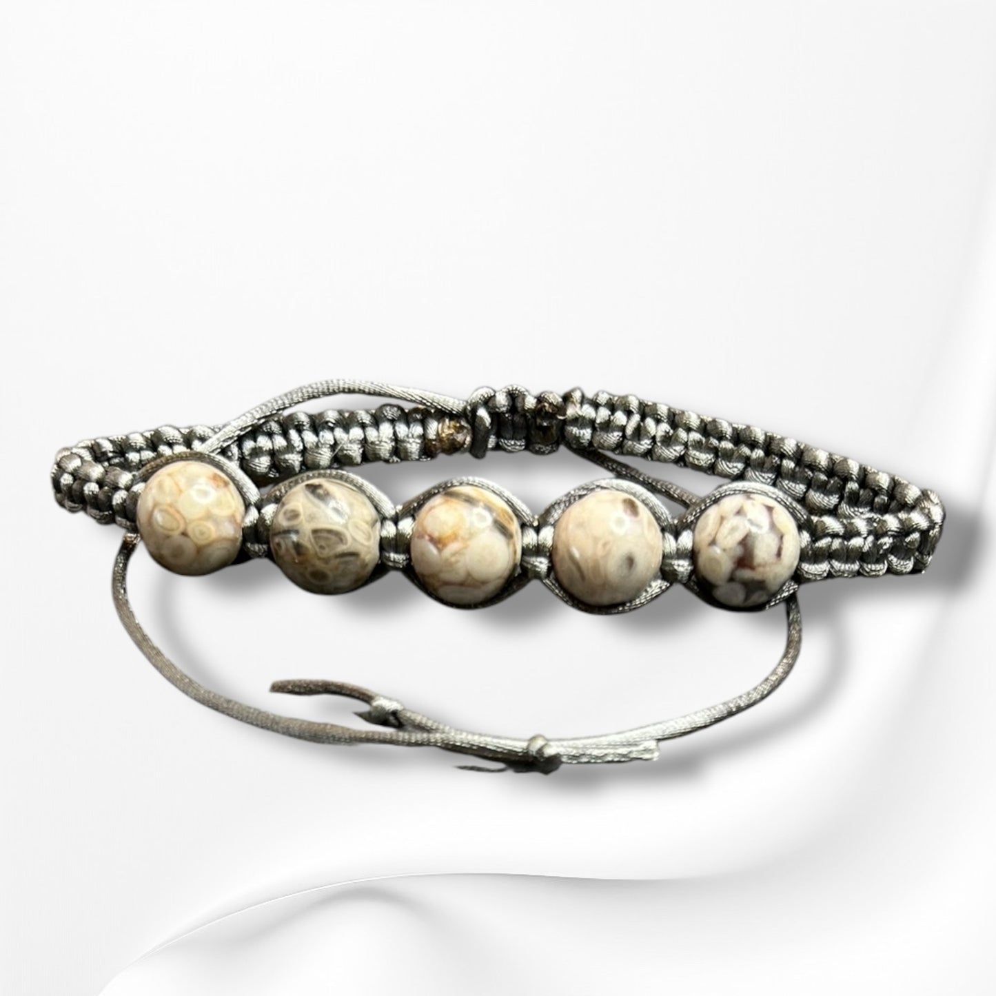 Verstellbares Armband aus Nylon mit hochwertigen Edelsteinen und Glasperlen