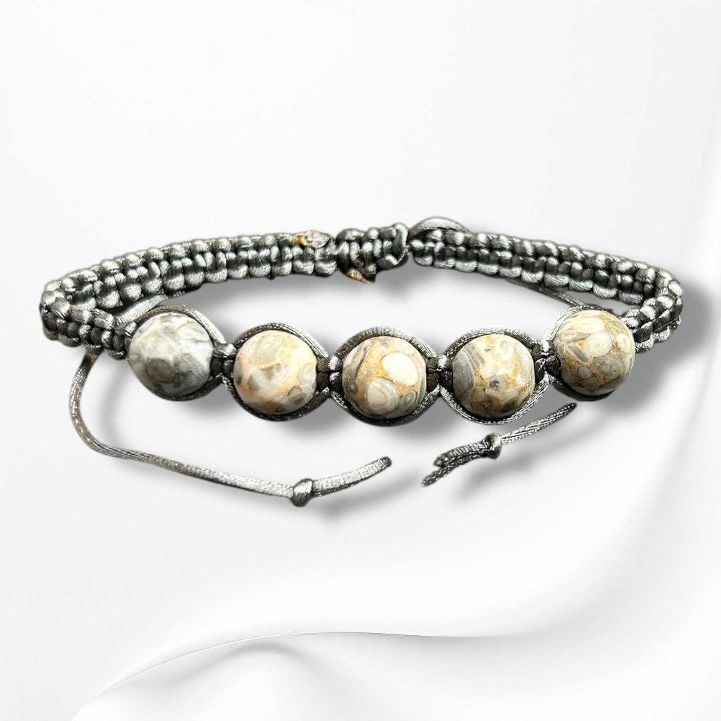 Verstellbares Armband aus Nylon mit hochwertigen Edelsteinen und Glasperlen