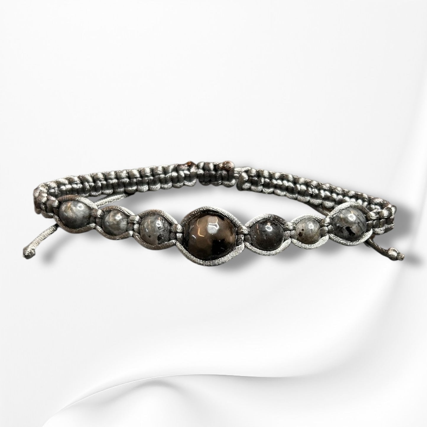 Verstellbares Armband aus Nylon mit hochwertigen Edelsteinen und Glasperlen