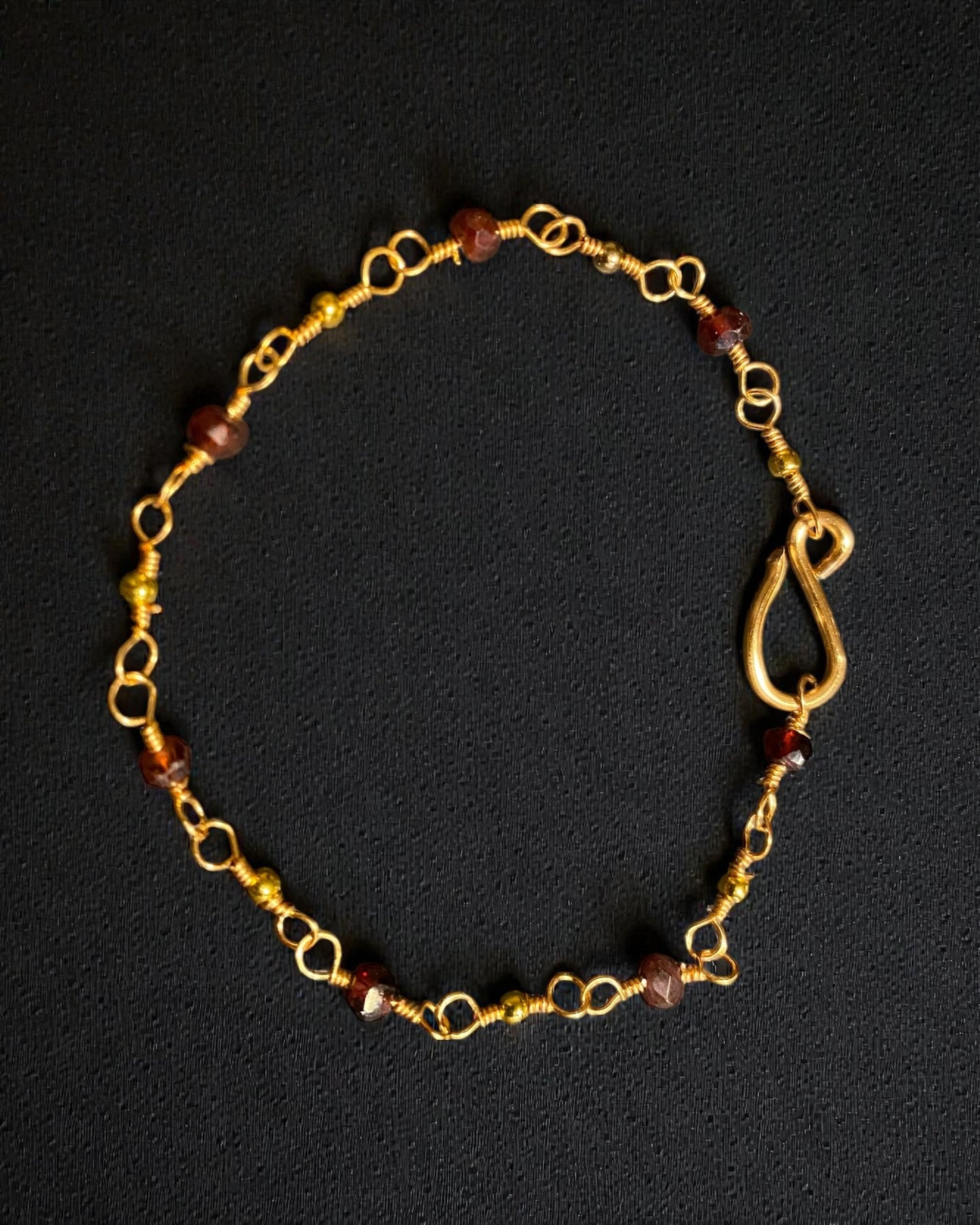 Römisches Armband mit Granat und vergoldeten Perlen