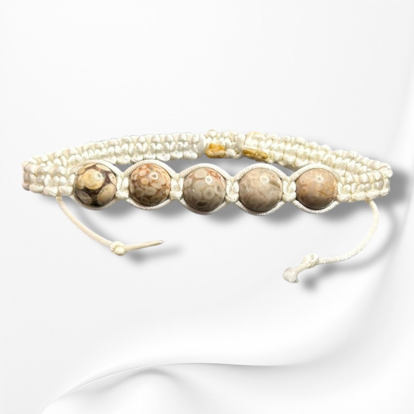 Verstellbares Armband aus Nylon mit hochwertigen Edelsteinen und Glasperlen