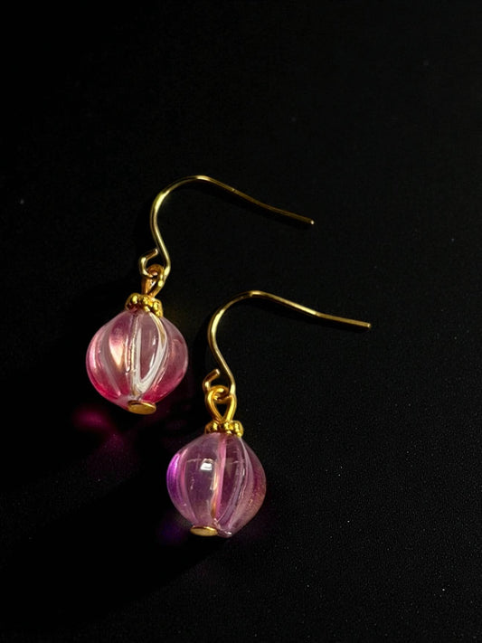 Rosa Melonenperlen-Ohrhänger, eisenzeitlich - römisch, vergoldetes Messing, Glas , vergoldeter antiallergener Edelstahl (Haken),