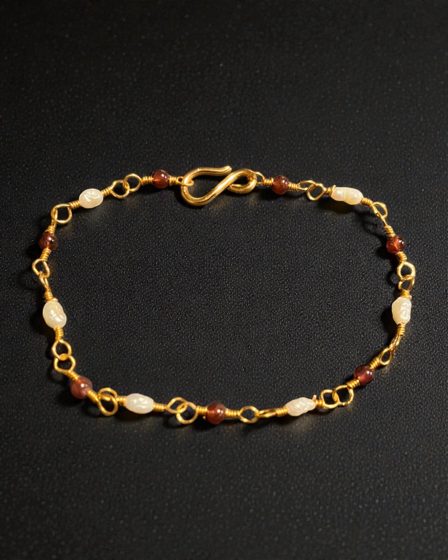 Römisches Armband mit Granat und Süßwasserperlen, vergoldeter Draht