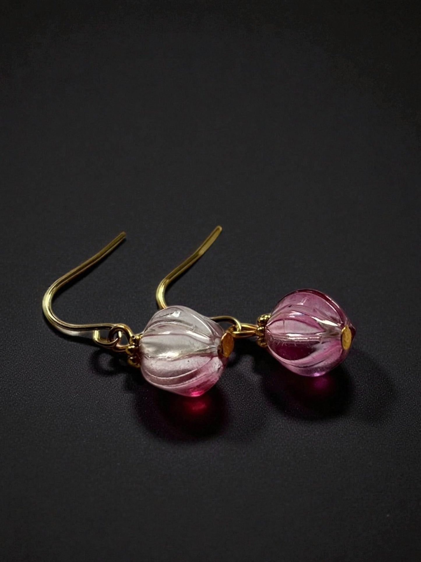 Rosa Melonenperlen-Ohrhänger, eisenzeitlich - römisch, vergoldetes Messing, Glas , vergoldeter antiallergener Edelstahl (Haken),