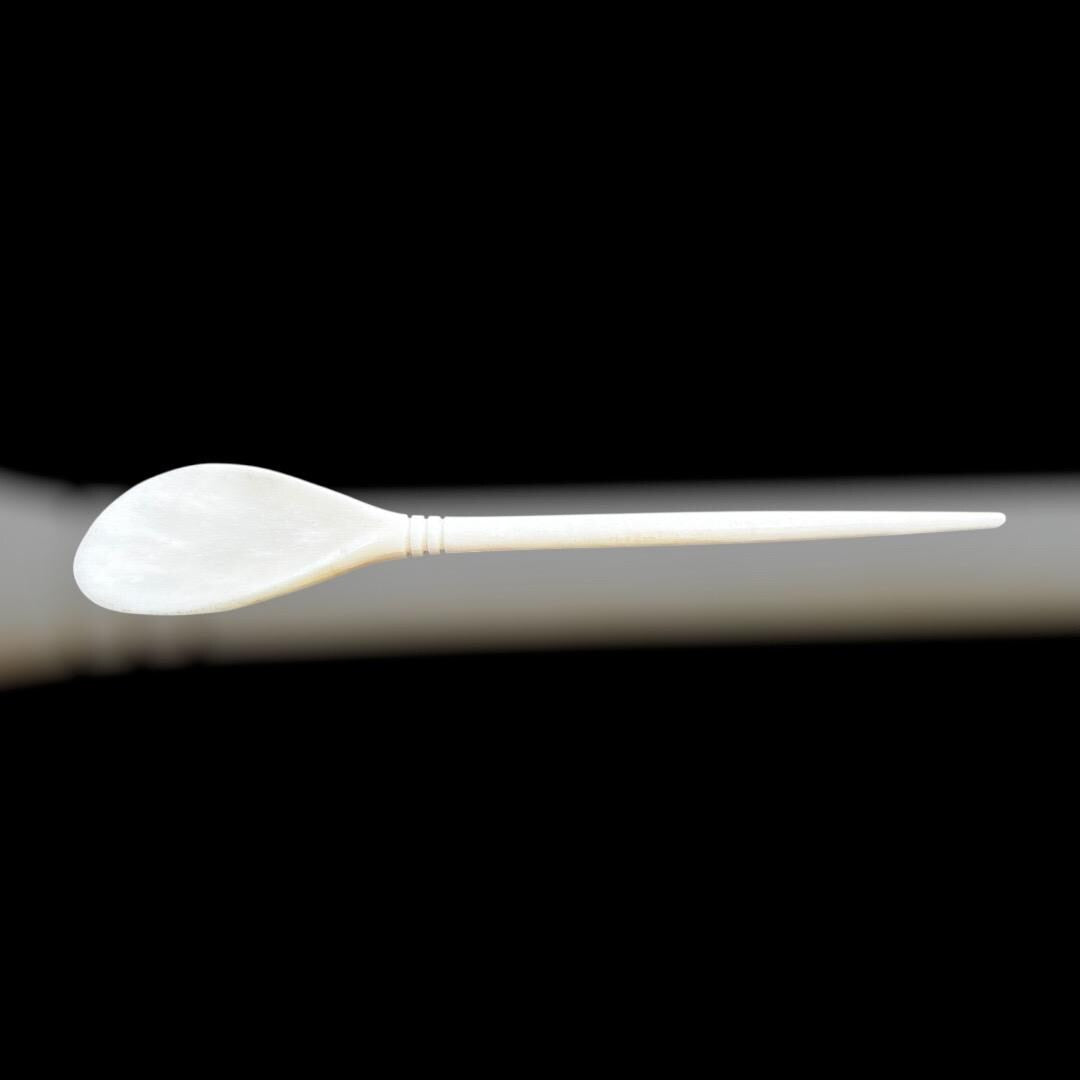 Knochenlöffel in generischer Form der Römerzeit und des Frühmittelalters, polierter Knochen, 16 x 3 cm.