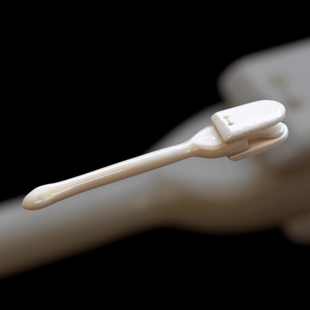 Römische Kinderrassel aus Bein nach Fund aus Herculaneum, polierter Knochen, 1. Jahrhundert, ca 9cm