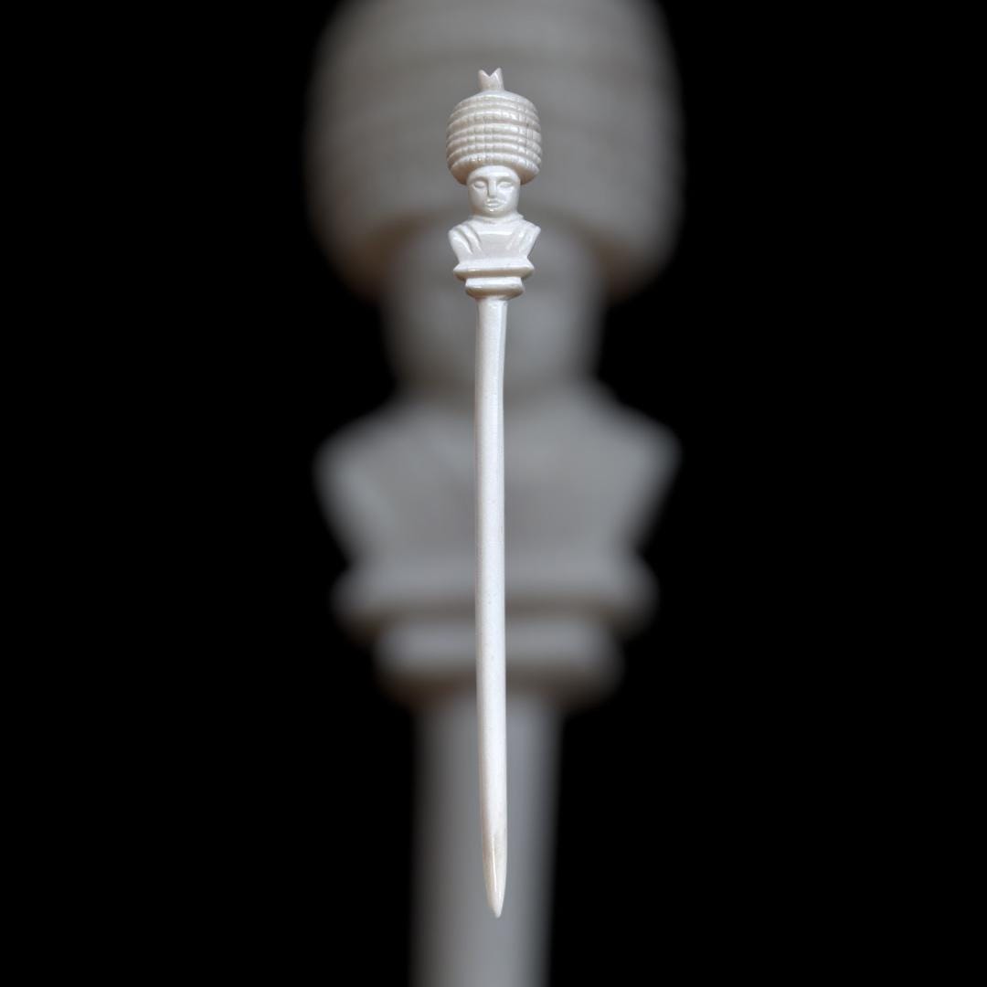 Römische Haarnadel mit weiblicher Büste, 2. Jahrhundert, nach einem Fund aus Xanten, polierter Knochen, ca. 13cm