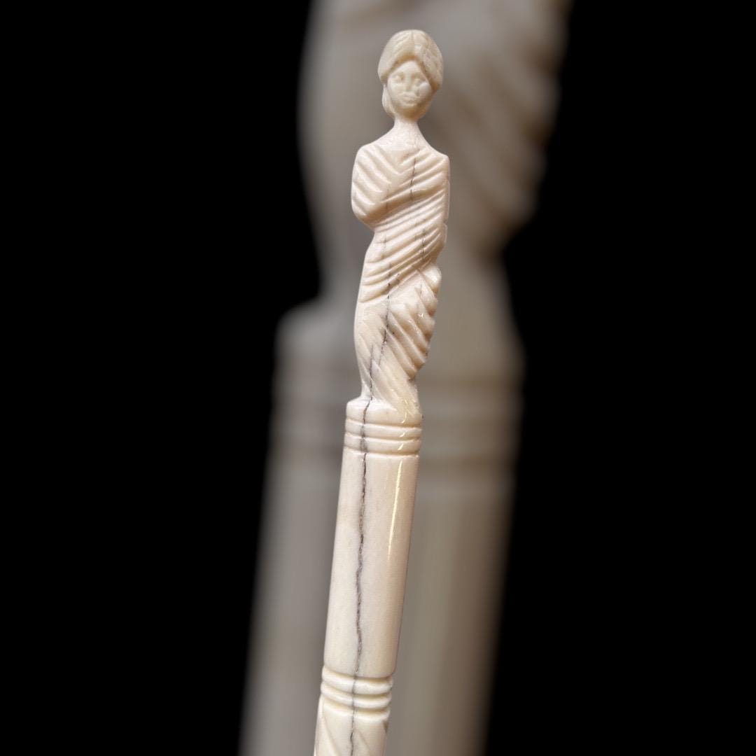 Römischer Spinnrocken/Fingerkunkel mit weiblicher Figur, 1.-2. Jahrhundert, nach einem Fund im Museum der WMU Münster, Knochen