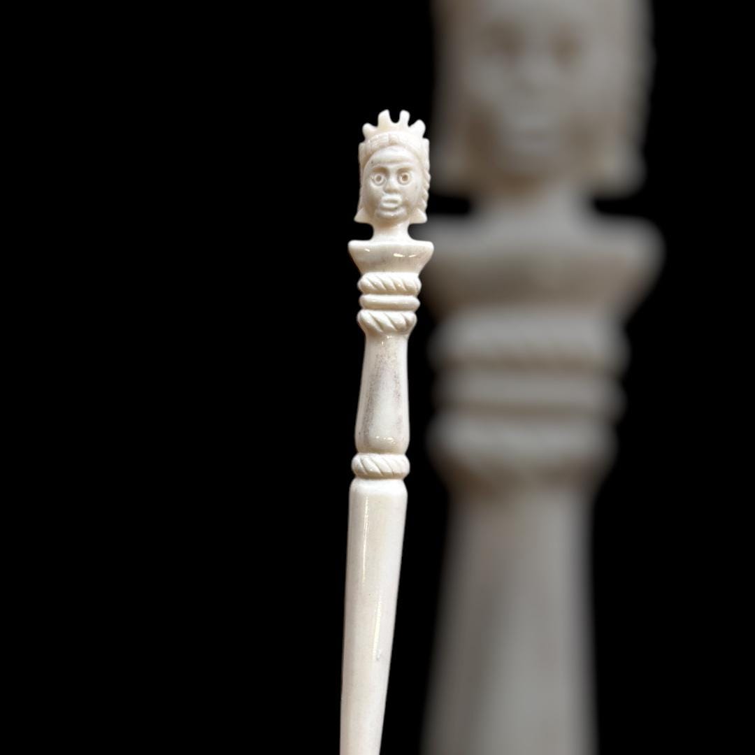 Römische Haarnadel mit weiblicher Büste, 1.-2. Jahrhundert, nach einem Fund aus Carnuntum, polierter Knochen, 13 cm
